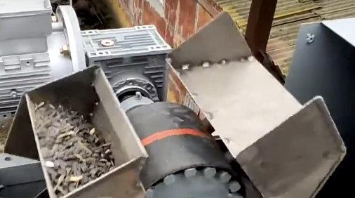 buckets with lips on the lower part