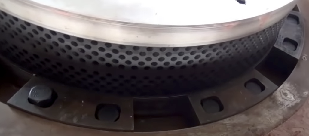 mounting of a stationary die in a pellet mill